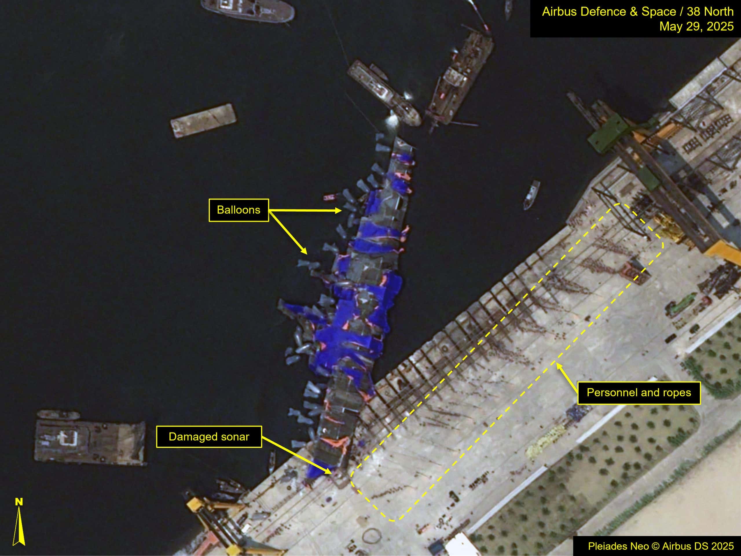 В КНДР удалось поднять из воды эсминец, который уронили на глазах Ким Чен Ына. В отсутствие специальной техники рабочие тащили его тросами