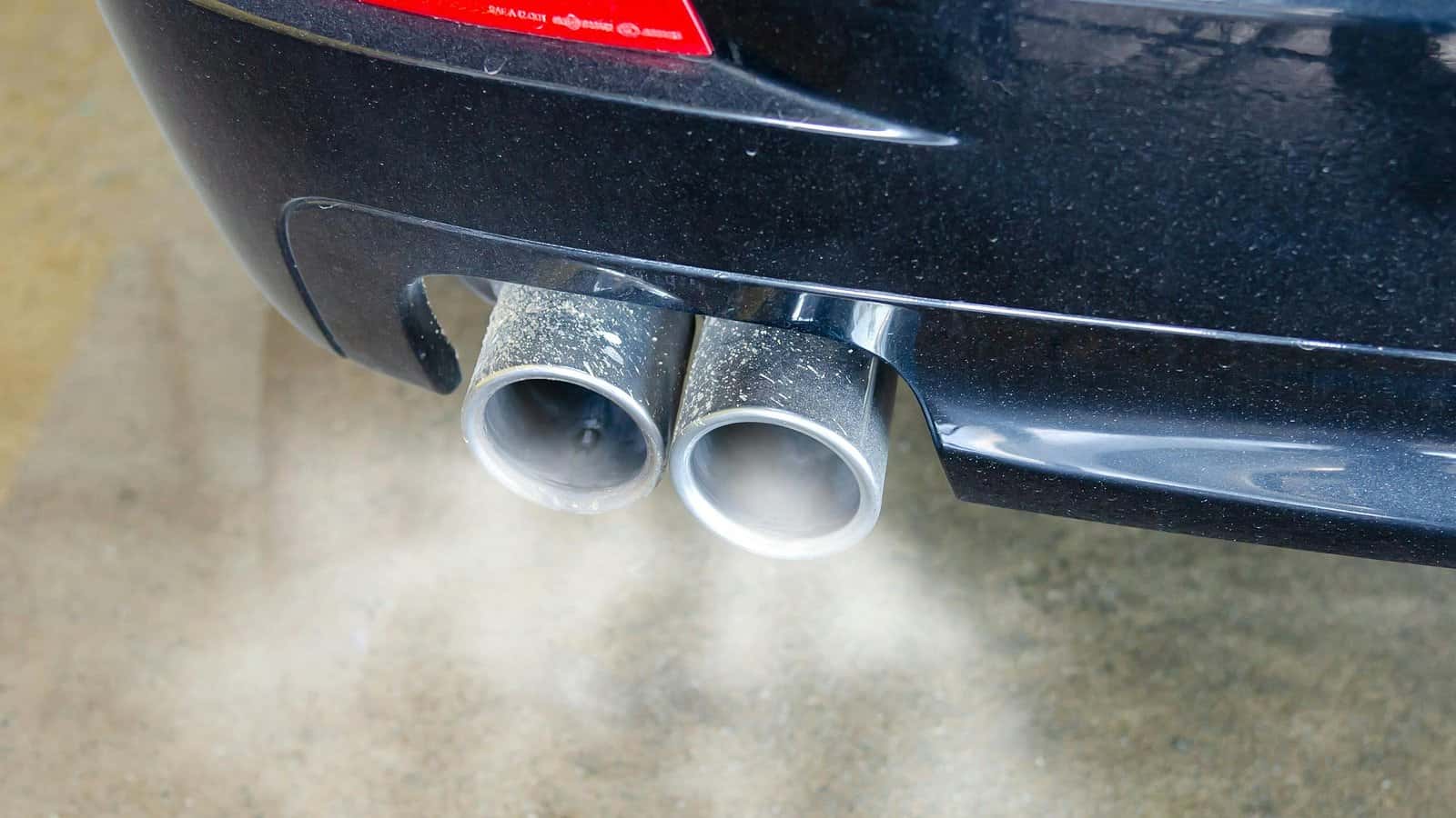 Под давлением автопрома Еврокомиссия предложила отказаться от полного запрета на продажу бензиновых и дизельных автомобилей с 2035 года