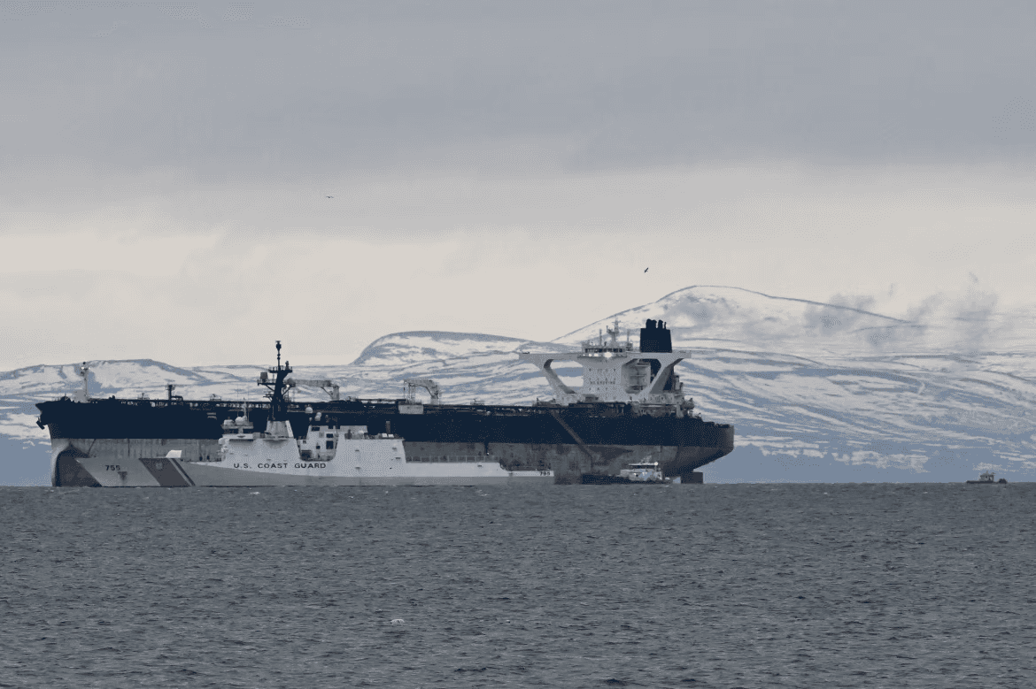 Вашингтон рассматривает возможность захвата танкеров, связанных с Тегераном, чтобы усилить давление на режим в стране — WSJ