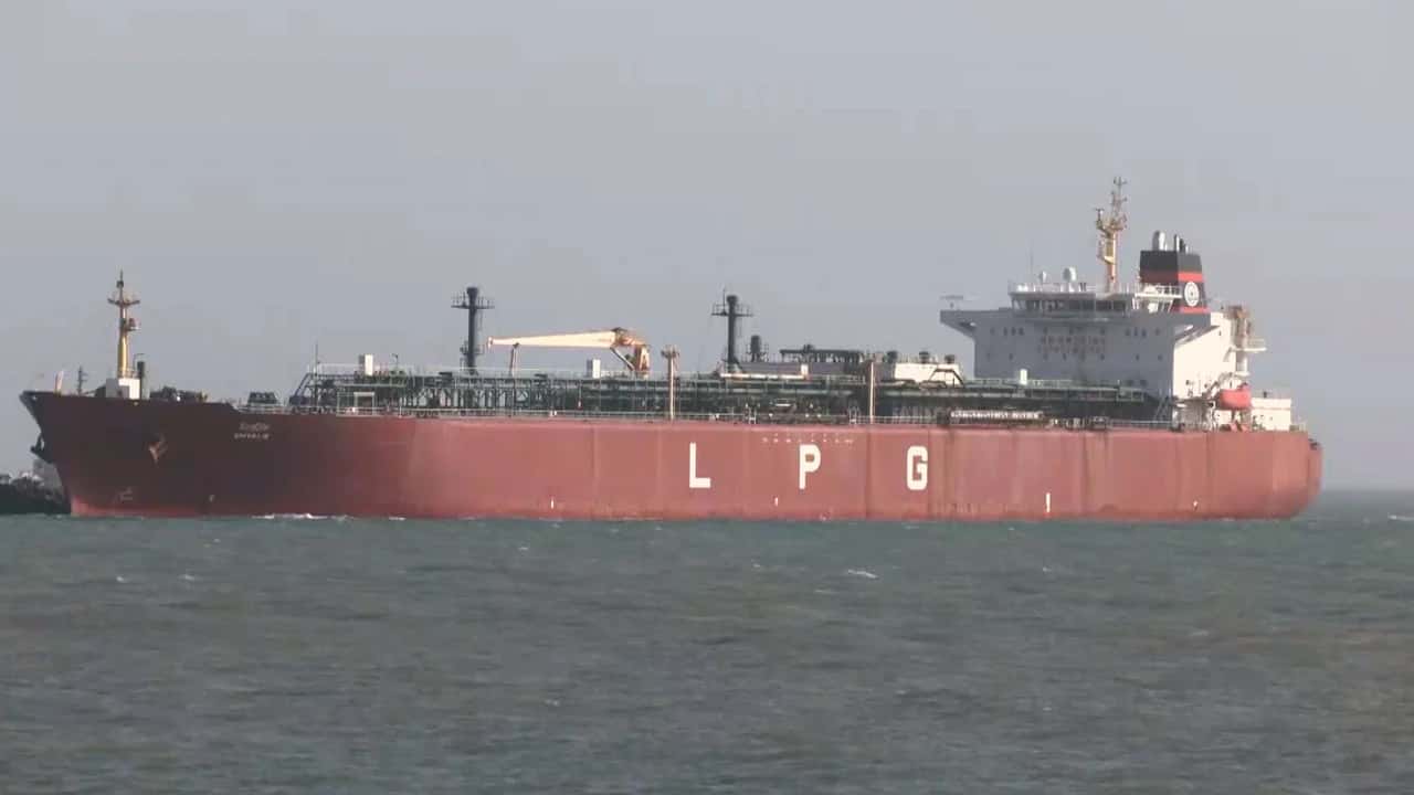 Военные корабли Индии сопроводили по Ормузскому проливу два индийских газовоза и танкер