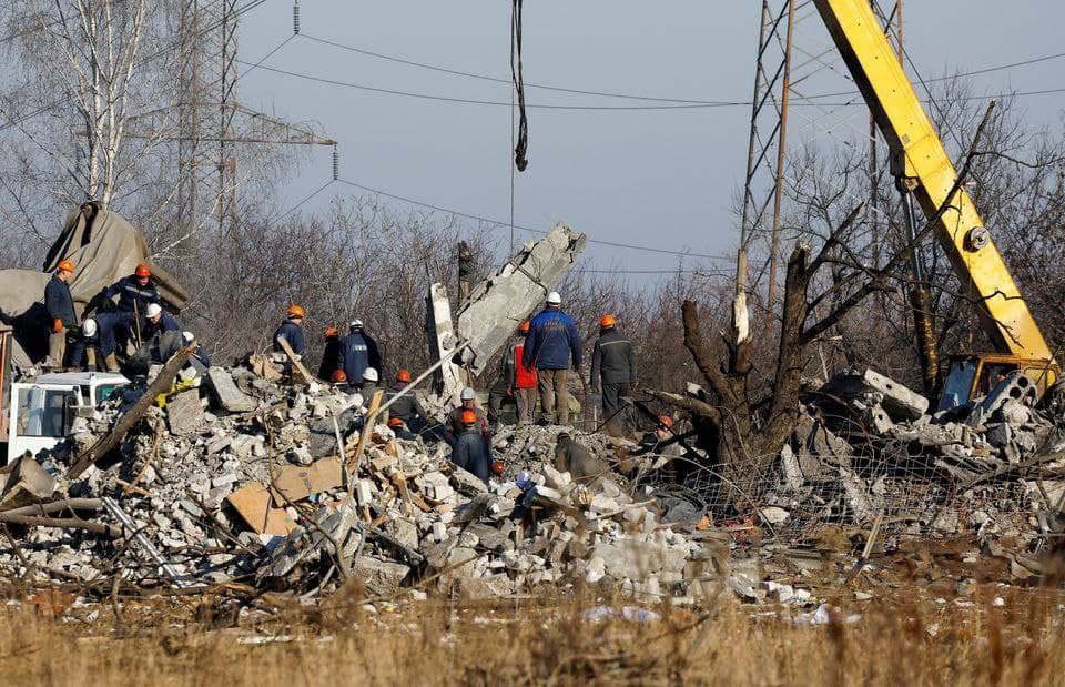 Разбор завалов ПТУ №19 в Макеевке после обстрела 