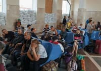 Люди ждут эвакуации на вокзале в Херсоне