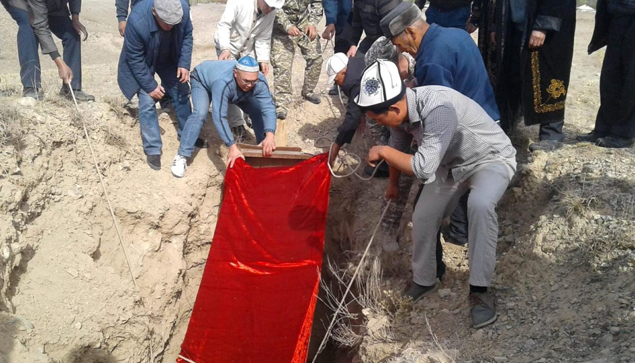 Министр культуры Киргизии ушел в отставку после распоряжения о захоронении древней мумии