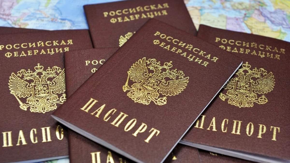 В оккупированных Россией Херсонской и Запорожской областях Украины выдали первые российские паспорта