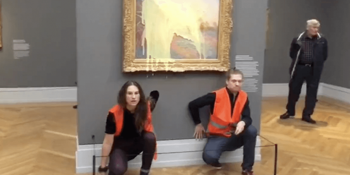 Экоактивисты облили картофельным пюре картину Моне в музее в Германии