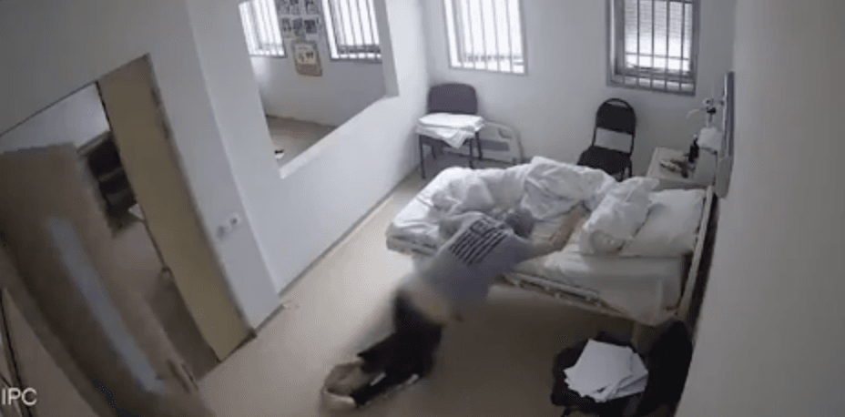 CNN опубликовал видеозаписи с Саакашвили, на которых он изможденный падает на пол в больничной палате