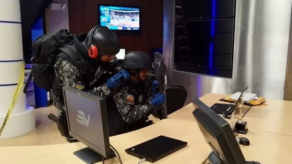 В Эквадоре журналисты получили по почте бомбы, замаскированные под  USB-накопители