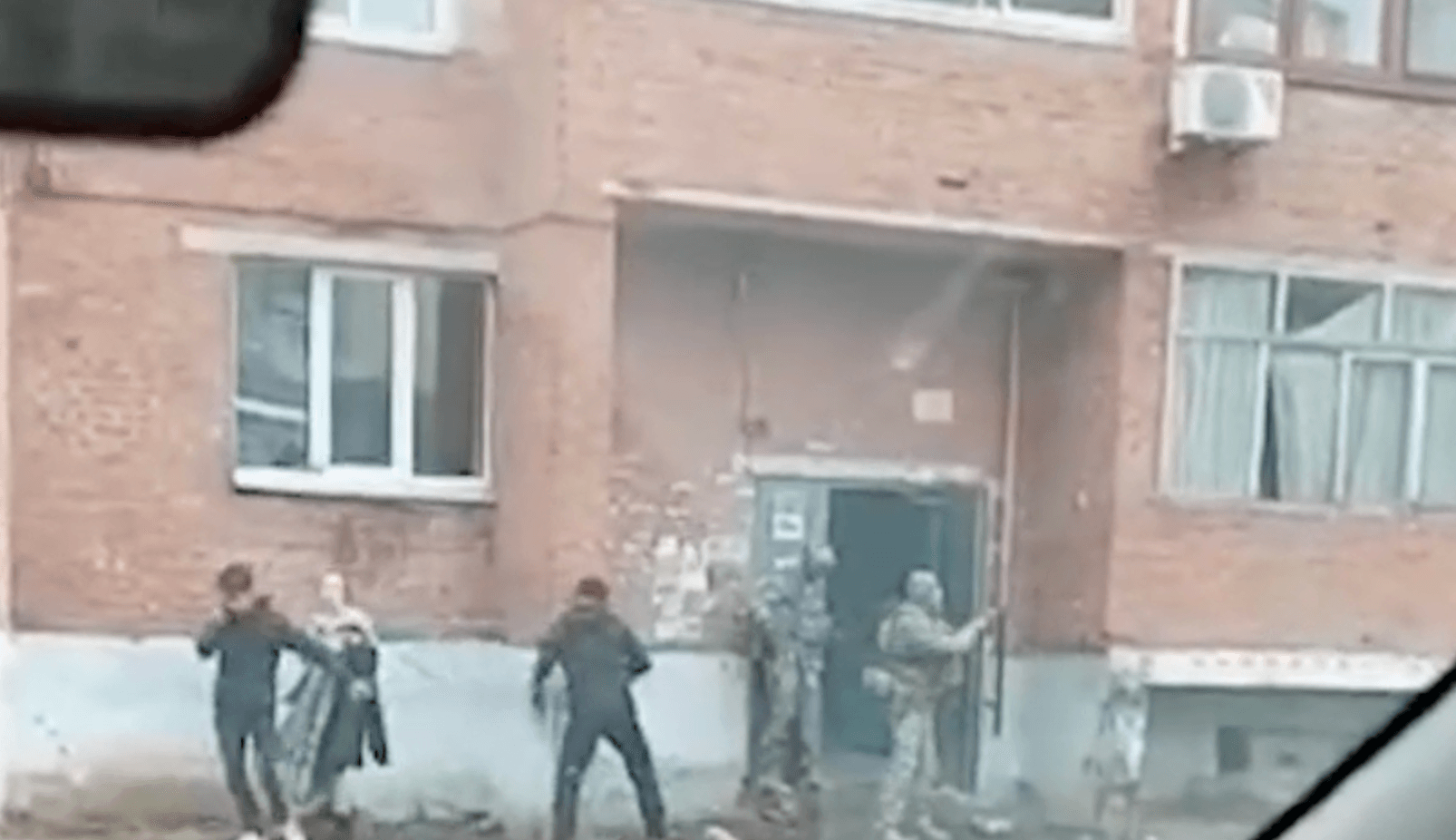 Спецназ применил оружие к россиянину, обвиняемому в «повторной дискредитации» ВС. Он пытался поджечь себя и силовиков