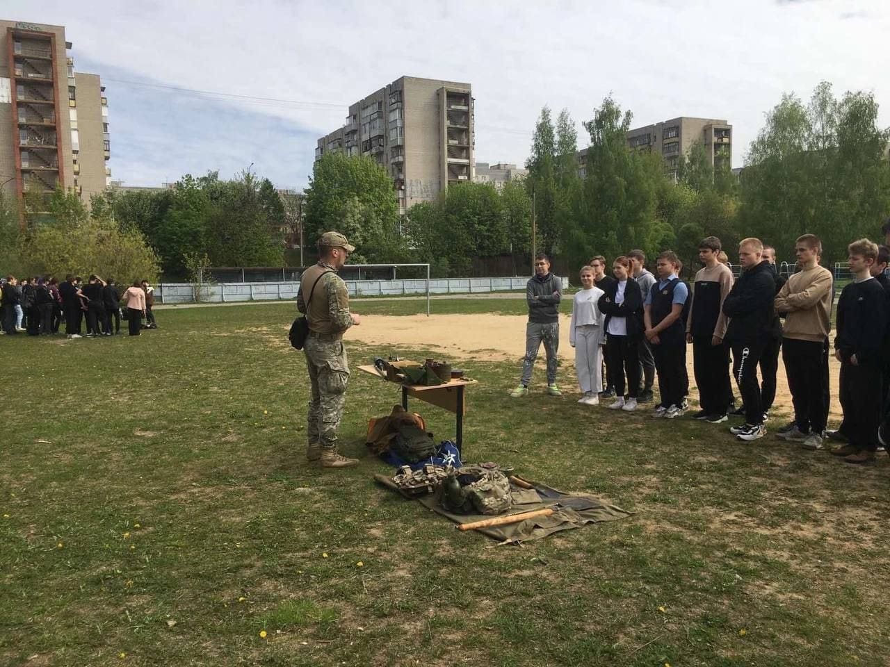 На «Дне призывника» владимирских школьников призвали «херачить хохлов» и идти воевать по контракту — «Довод»
