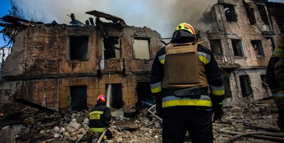 В Днепре завершился разбор завалов больницы, по которой ударила российская ракета. Два человека погибли, 32 ранены