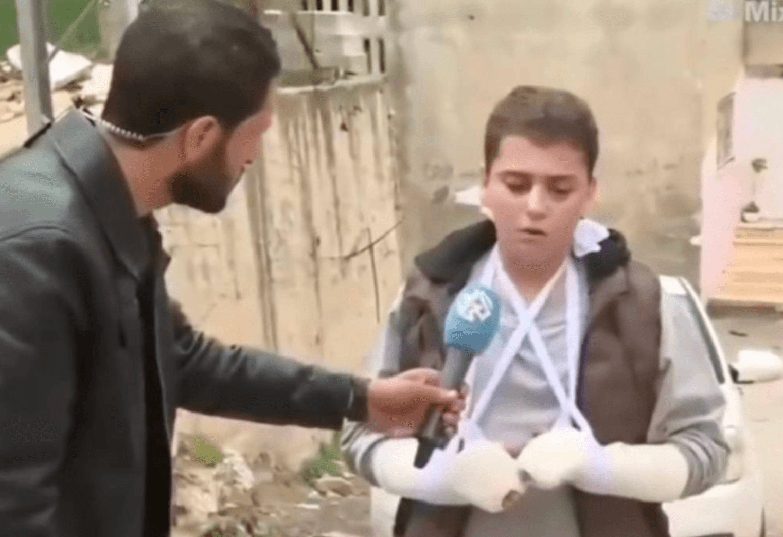 Телевидение Газы показало отпущенного Израилем подростка с переломами рук. Но на видео его освобождения его руки целы