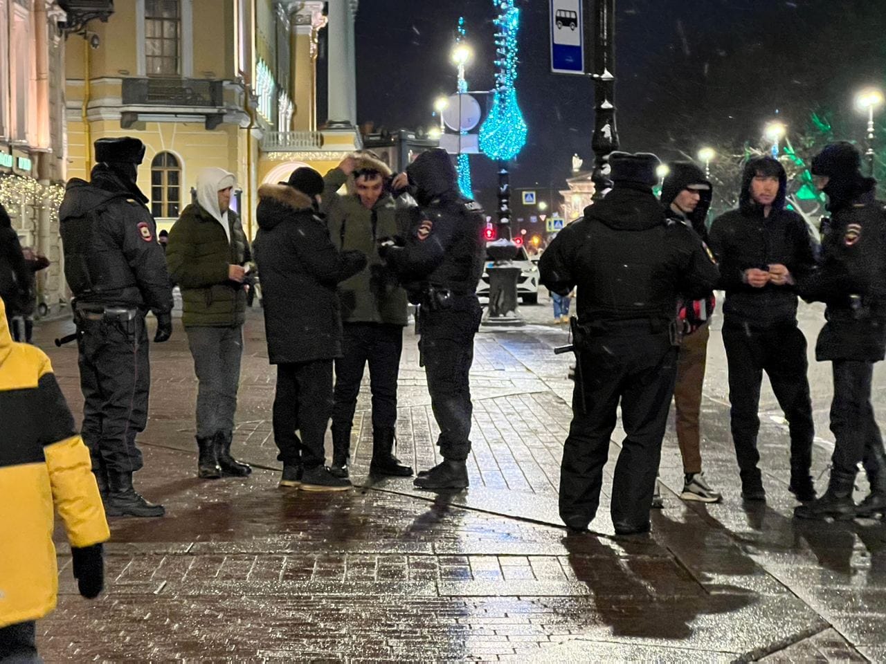 В новогоднюю ночь в Москве и Петербурге массово задерживали мигрантов