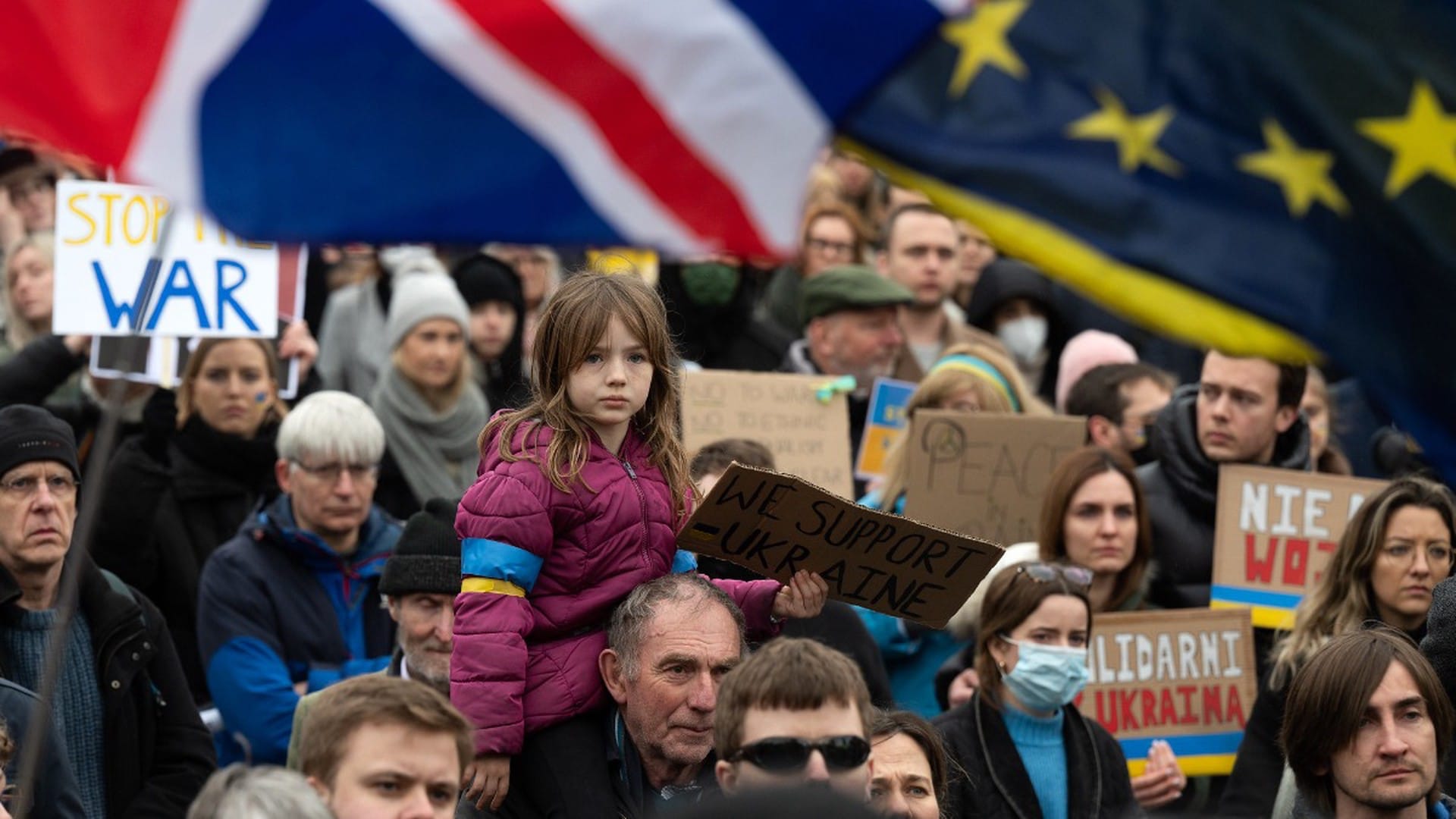 В Британии отложили принятие закона о высылке в Руанду просителей убежища. Премьер Сунак заявил, что отсрочка — «нападение на волю народа»