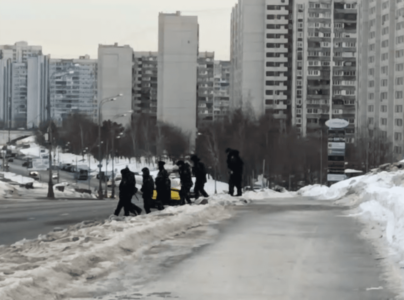 У Борисовского кладбища, где похоронят Навального, готовят заграждения, ходят полицейские патрули