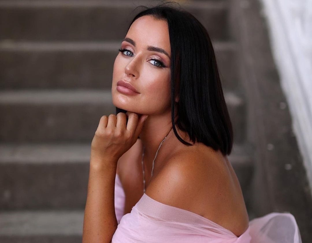 Жена депутата Хинштейна Ольга Полякова продает рекламу в запрещенном Instagram. Ее муж был одним из инициаторов запрета рекламы в соцсети