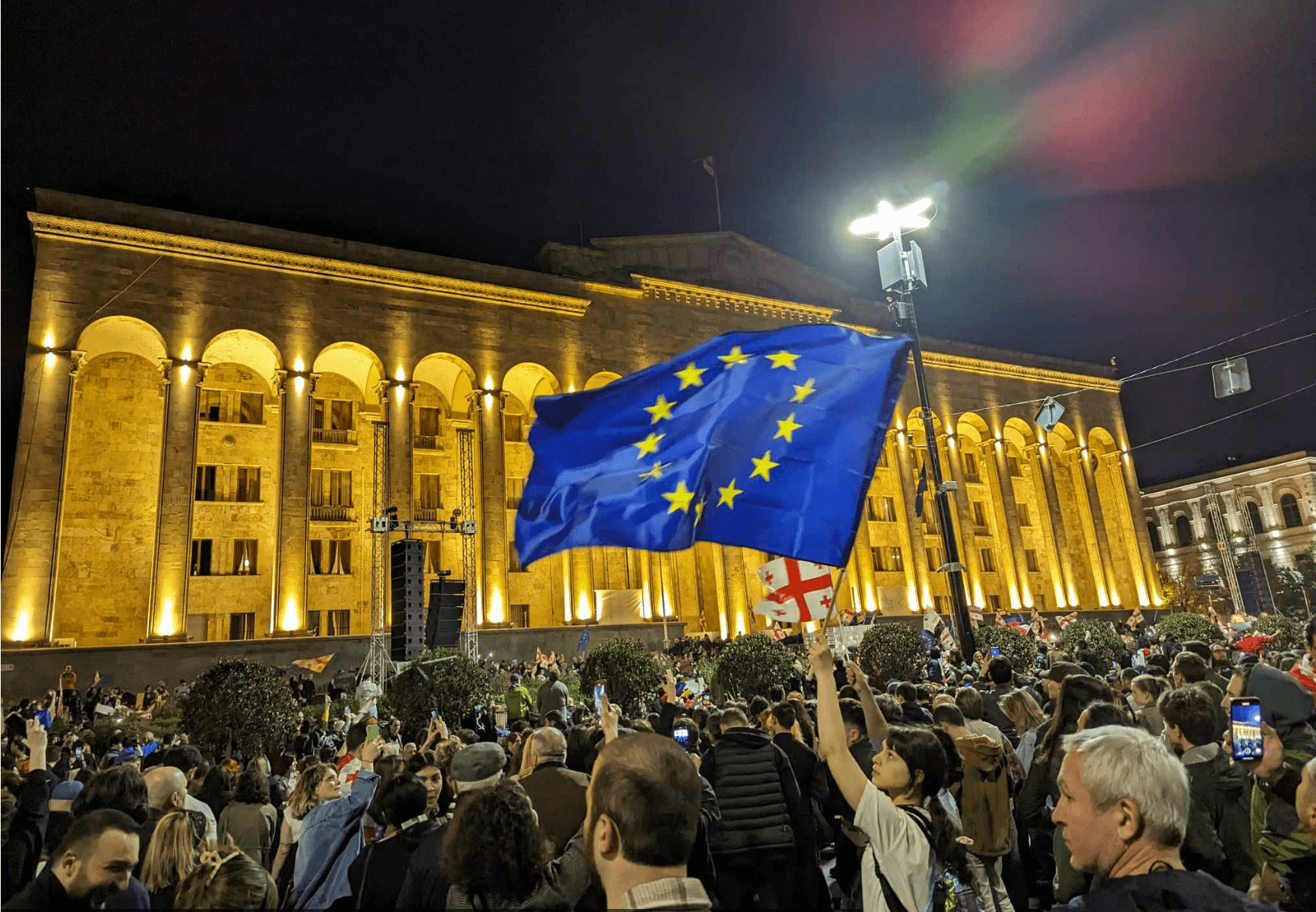 Похищение Европы. Правящая партия Грузии, порвав с ЕС, рекордно просела в рейтинге, но пока побеждает оппозицию