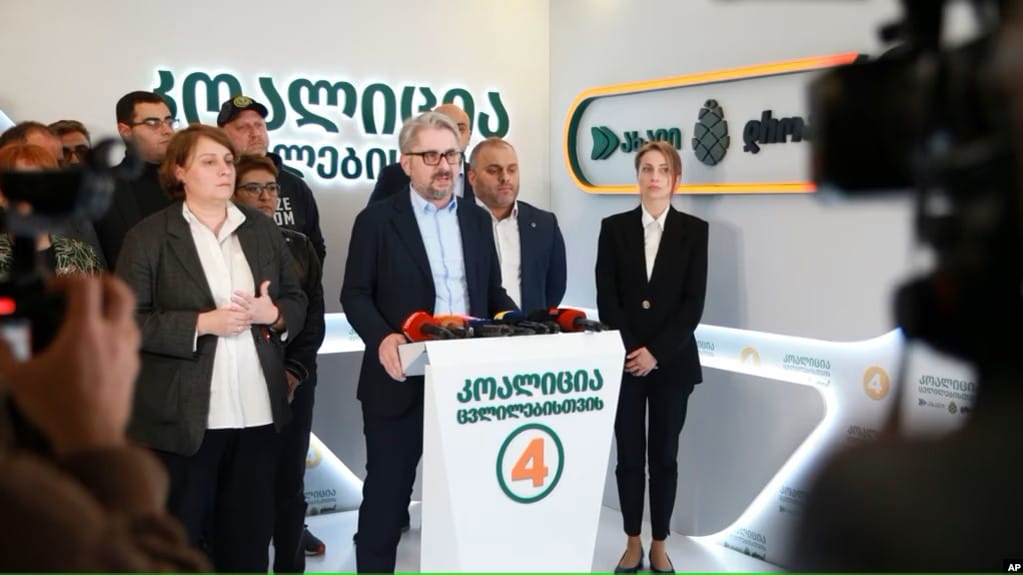 Две оппозиционные партии, прошедшие в парламент Грузии, заявили, что не примут мандаты. Премьер Кобахидзе ответил, что оппозиция и не нужна