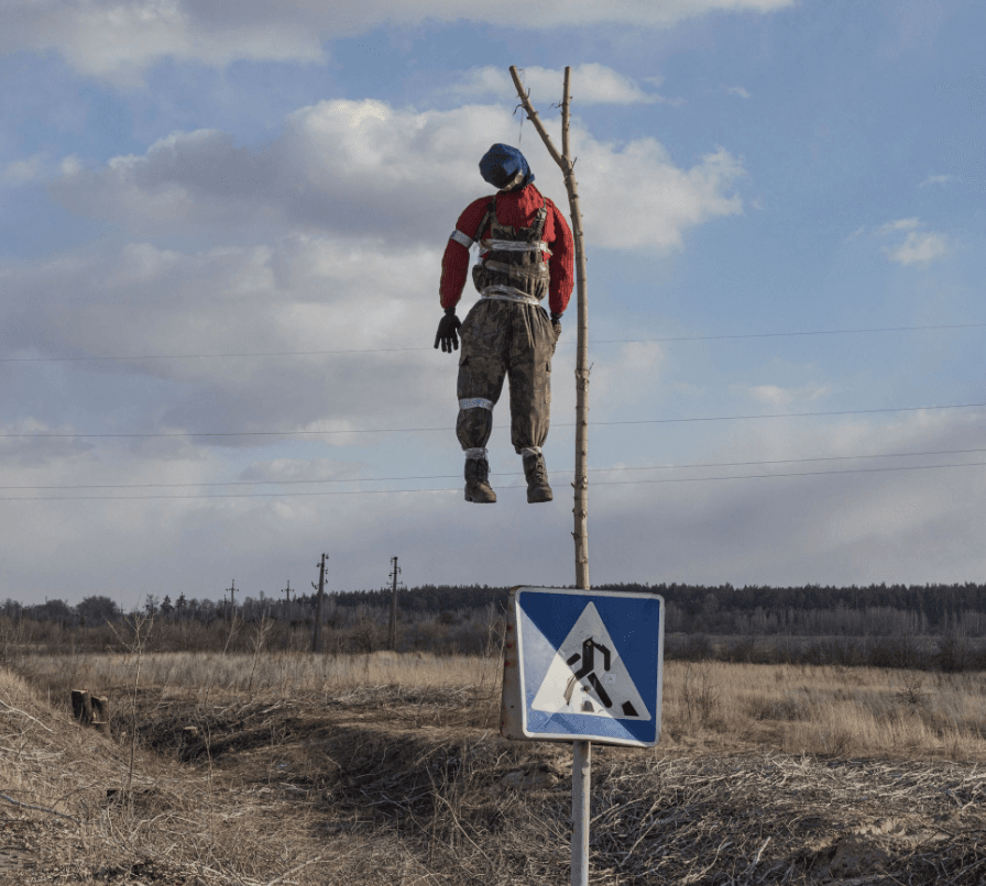 «Я выбегаю из блиндажа, а зэк за контрактником с топором бегает». Российские военные — о разложении и деградации армии