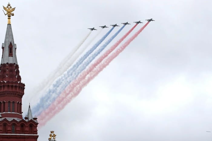 В Москве и области перестали работать крупнейшие операторы связи. В столице проходит репетиция парада Победы