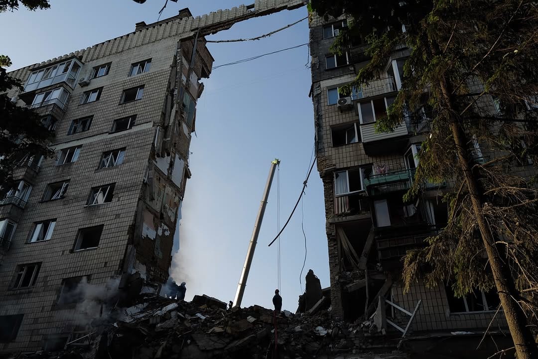 В Киеве после попадания баллистической ракеты в девятиэтажку погибли 14 человек, от ударов по городу в целом пострадали 99 человек