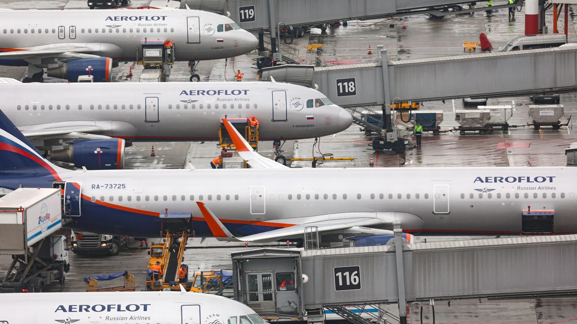 «Аэрофлот» сообщил о сбое в информационных системах и отменил 42 рейса. Две хакерские группировки объявили о масштабном взломе