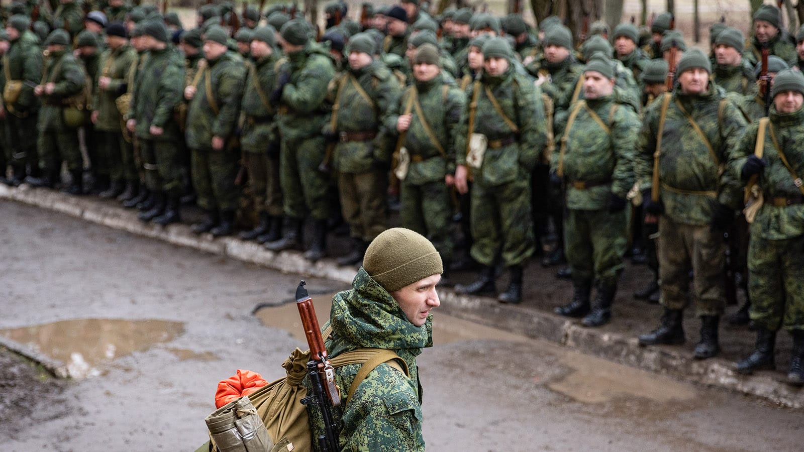 «Окоп рыли ложками, жевали листья, думали только, как спрятаться». Как мобилизованных везут на фронт без подготовки, снабжения и мотивации