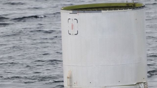 КНДР запустила баллистическую ракету, которая развалилась в воздухе. Власти обещали вывести на орбиту первый северокорейский спутник