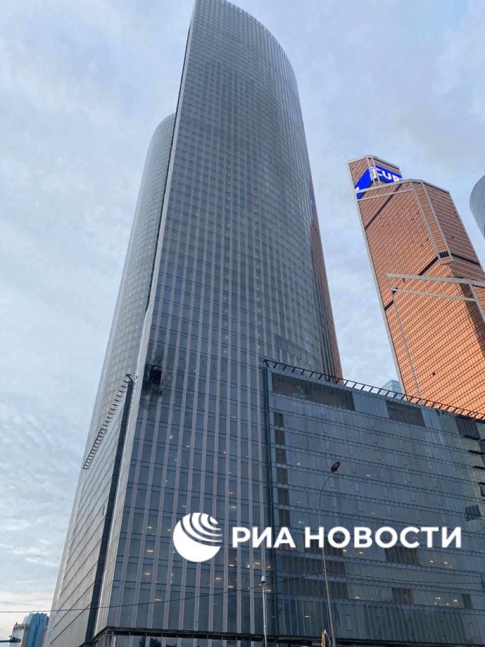 Москва-Сити в четвертый раз пострадала от падения беспилотника, в соседних домах выбило окна