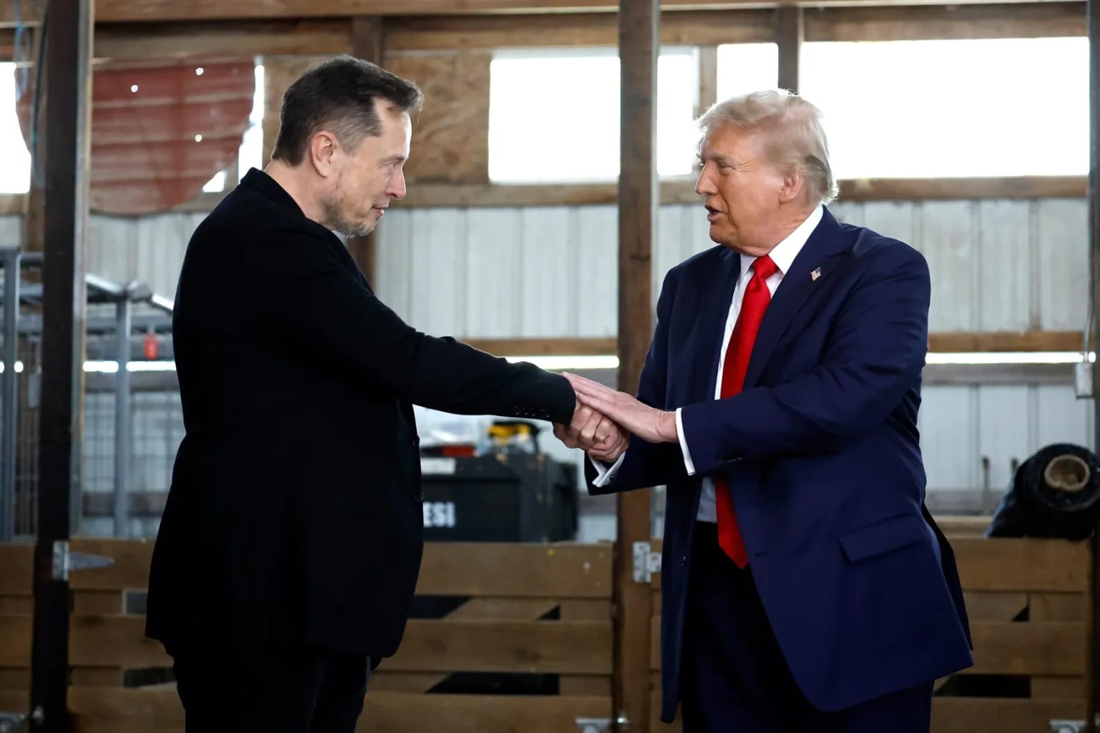 «Ведет себя как сопрезидент». Приближенные Трампа пожаловались на желание Илона Маска выжить их