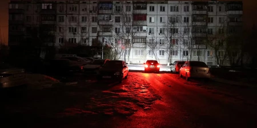 «Мигнул и пропал свет, исчез интернет, а на следующее утро — и вода». Как белгородцы живут в условиях блэкаута