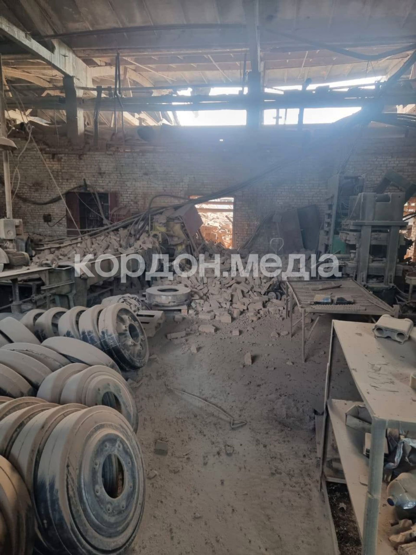 Место «прилета» ракеты по помещению в Сумах с катками от танка Т-72