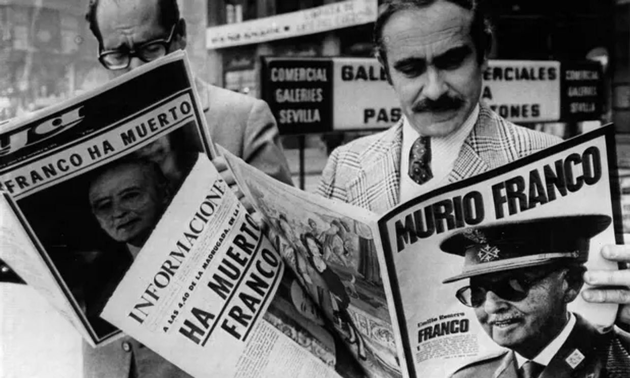Жители Мадрида читают газеты с заголовками о смерти главы государства генерала Франсиско Франко 20 ноября 1975 года