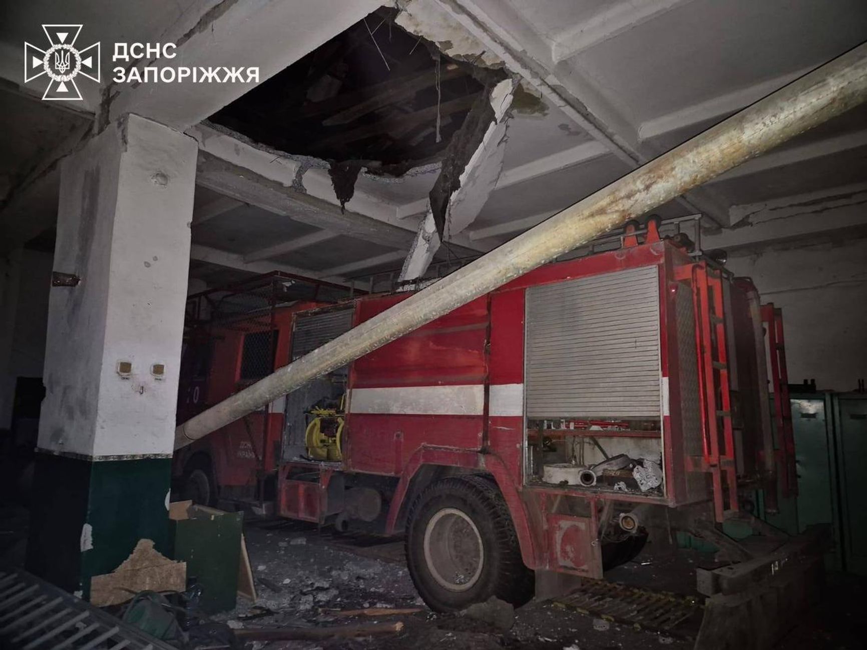 Последствия российского налета на пожарную часть в одном из прифронтовых населенных пунктов в Запорожской области