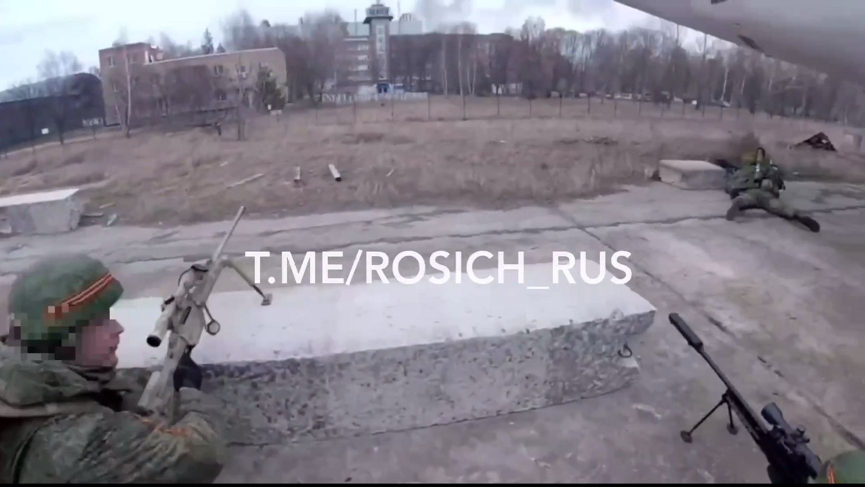 Cнайпер 31-й бригады ВДВ с винтовкой Steyr SSG 08 при штурме аэропорта Гостомель 24 февраля 2022 года