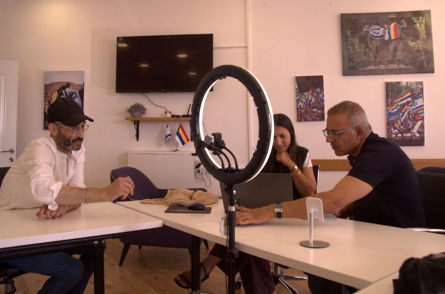 На фотографиях на стенах государственного «Израильско-друзского центра» израильские и друзские солдаты в обнимку, с двумя флагами — бело-голубым израильским и разноцветным друзским