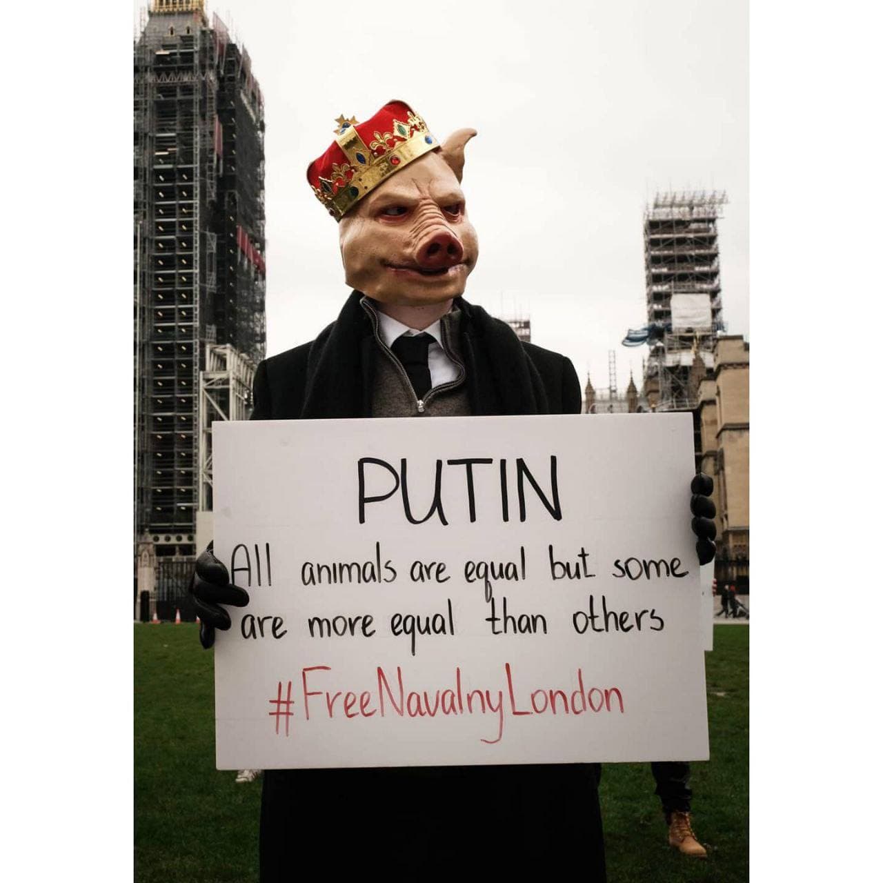 В Лондоне акция солидарности с Навальным прошла в духе Оруэлла