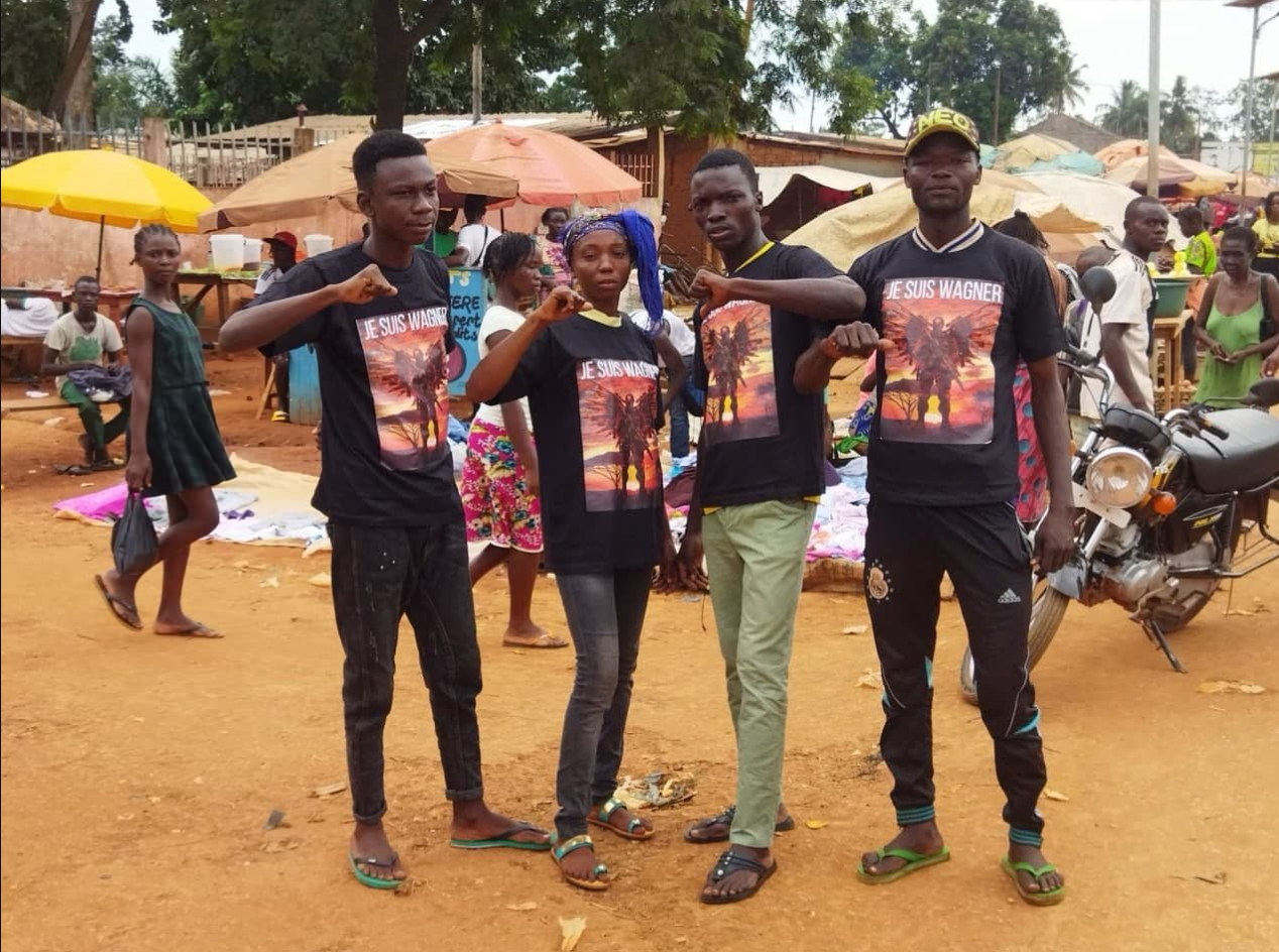 Группа жителей Центральноафриканской Республики в футболках с надписью Je suis Wagner