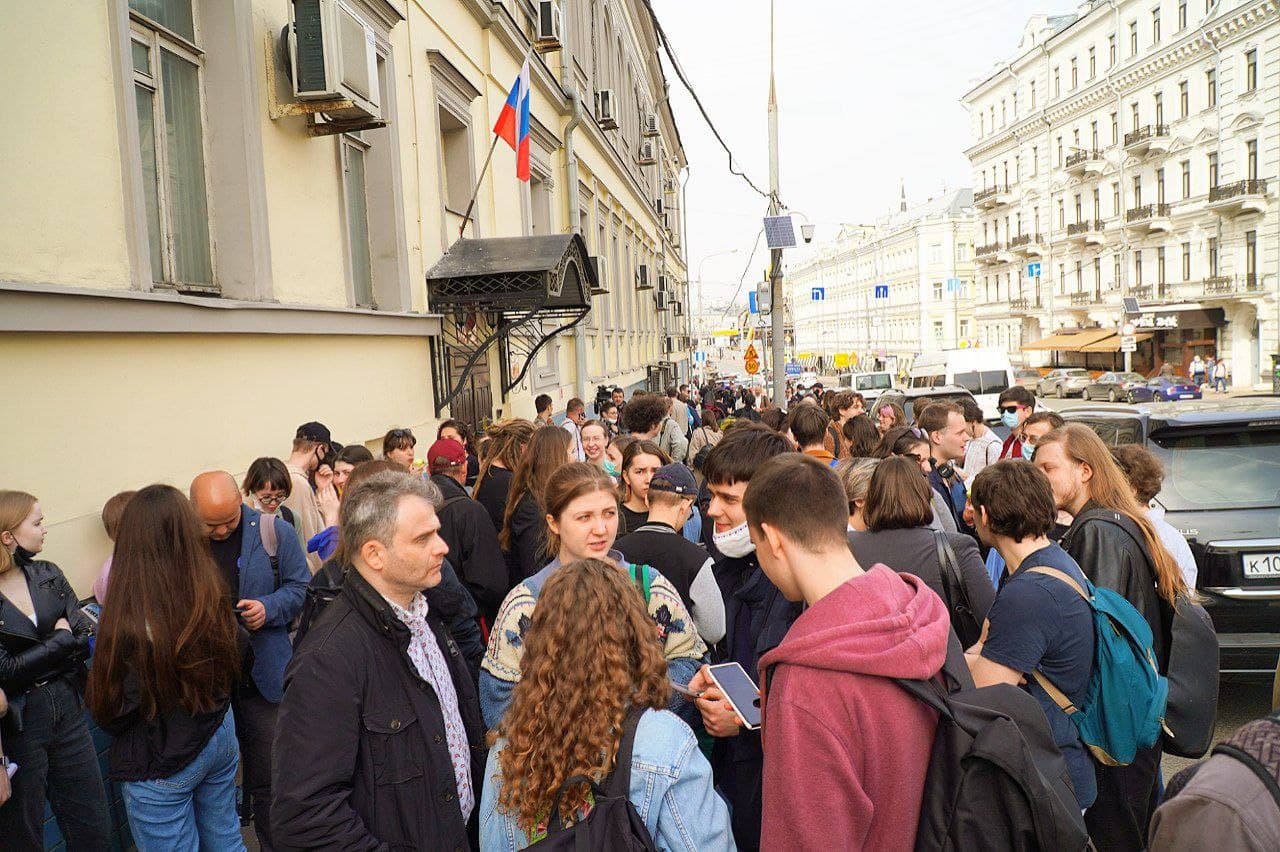 У суда собрались больше сотни сторонников DOXA