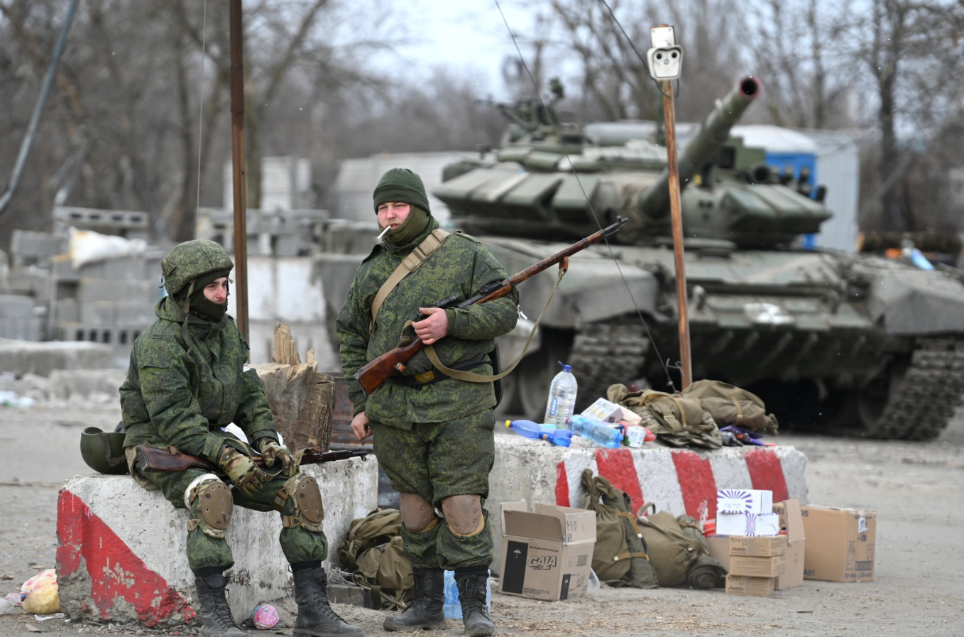 Мобилизованные бойцы «ДНР» с винтовками Мосина, Мариуполь, март 2022 года