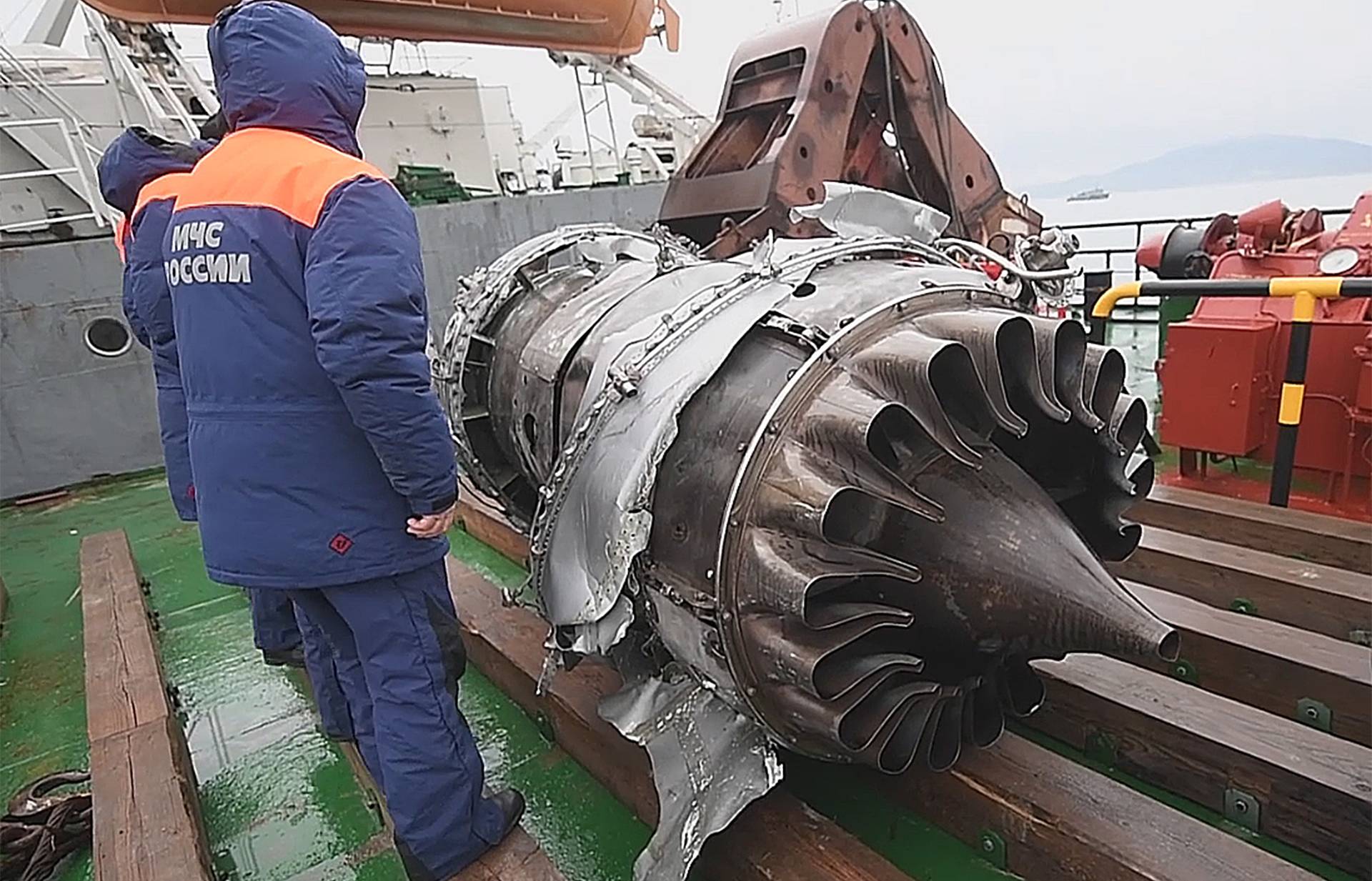 Следы взрыва остались и на моторах