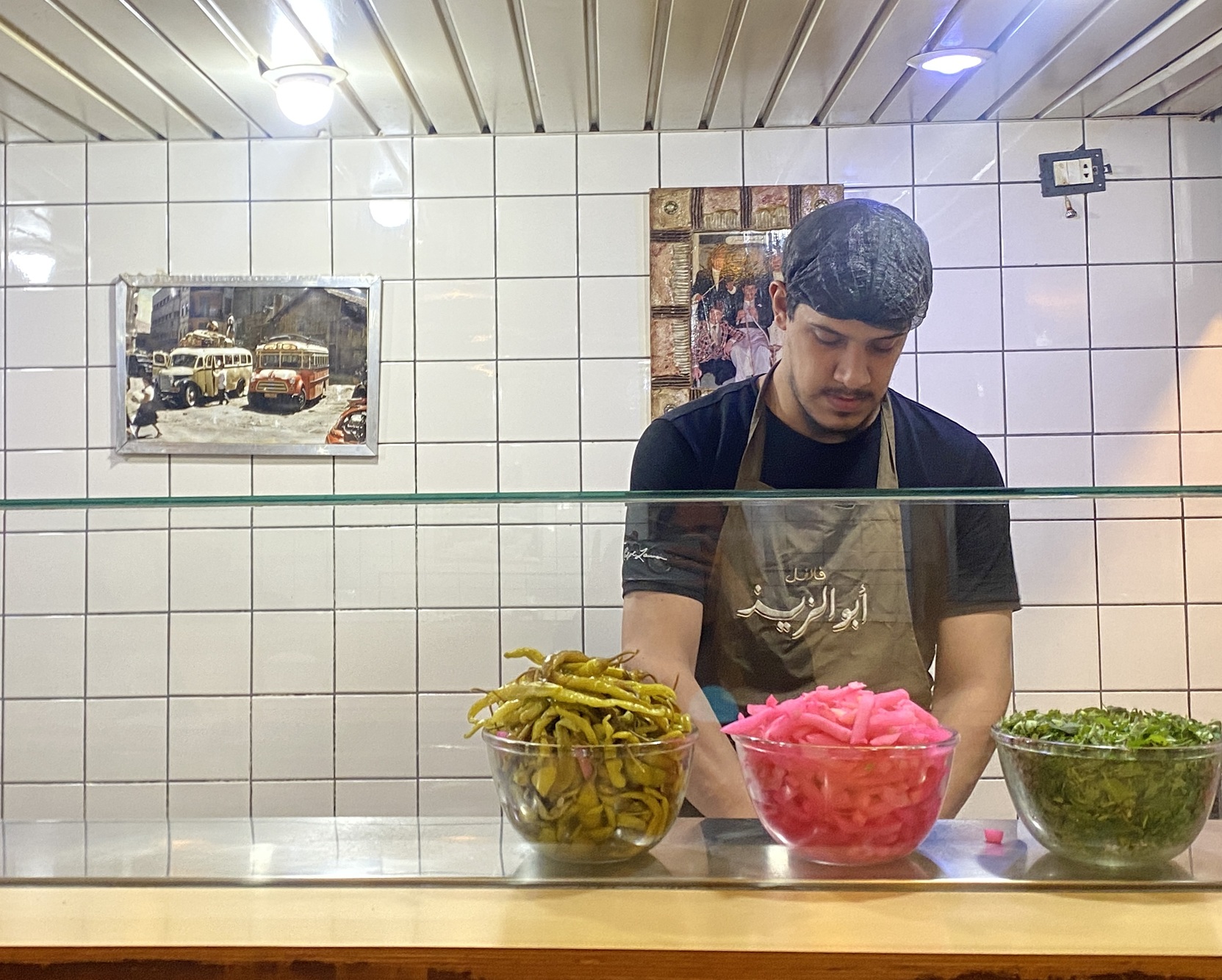 Ностальгия по временам былого расцвета свойственна многим ливанцам: исторические фото Бейрута 60-х годов украшают многие лавки, магазины и шаурмичные как христиан, так и мусульман