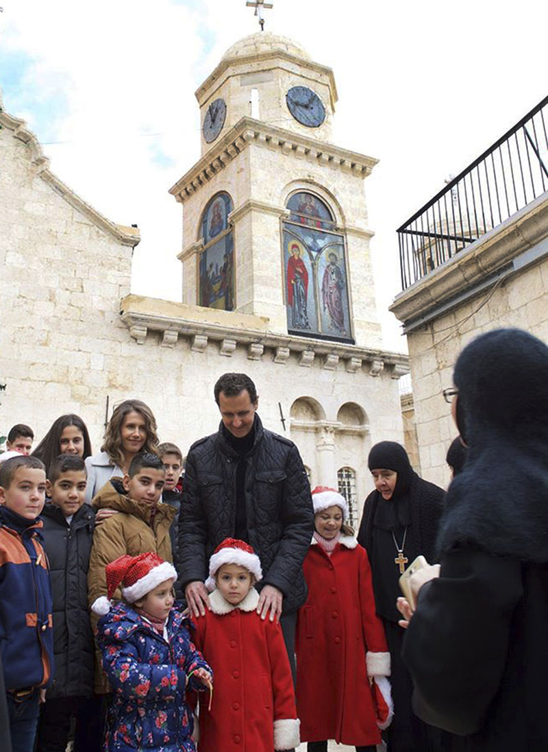 Башар Асад в христианской церкви с прихожанами, Рождество, 2016 год