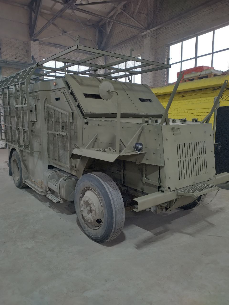 Добронированный российский инкассаторский бронеавтомобиль International 4700