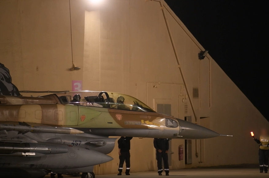 Стоп-кадр из видеозаписи, предоставленной ЦАХАЛ. Взлет истребителя ВВС Израиля до удара по территории Ирана