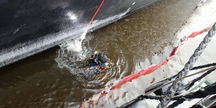 Водолазы заделывают пробоину в танкере Koala. Фото: Telegram-канал Морспасслужбы