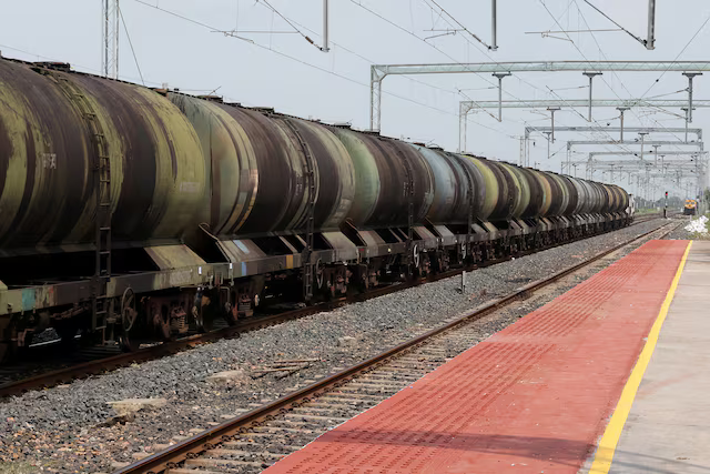 Фото: цистерны с нефтью на окраине Ахмадабада, Индия / Reuters