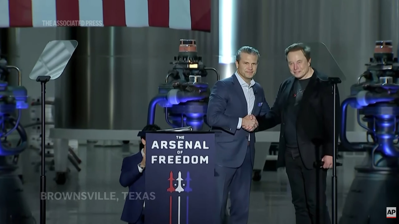 Фото: Пит Хегсет и бизнесмен Илон Маск, 12.01.2026 / AP