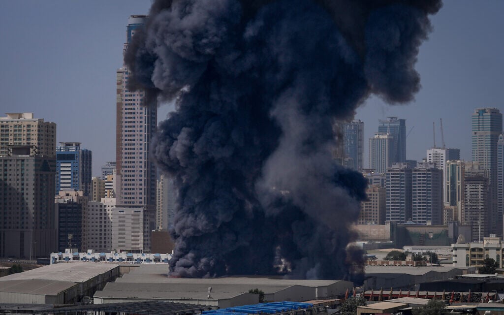 Последствия удара по промышленной зоне в городе Шарджа, ОАЭ. 1 марта 2026. Фото: AP