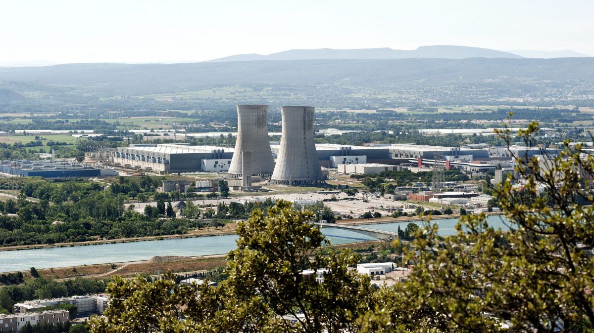 На фото: АЭС «Трикастен» во Франции